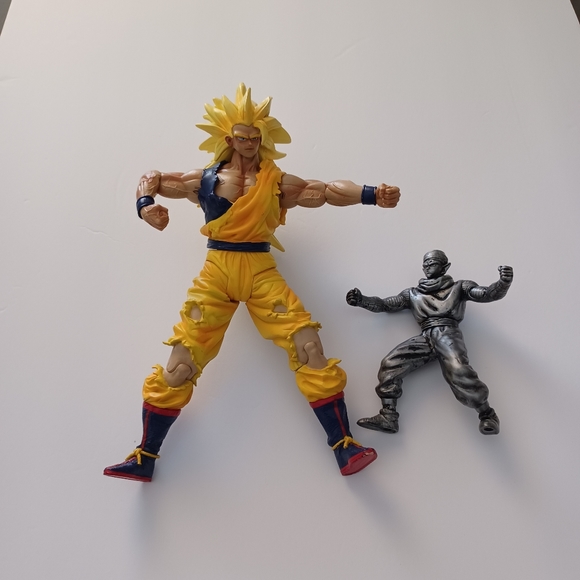 9" Dragon Ball Z Movie Edition 'Battle Damaged' Goku SS3 Action Figure - Picture 13 of 13